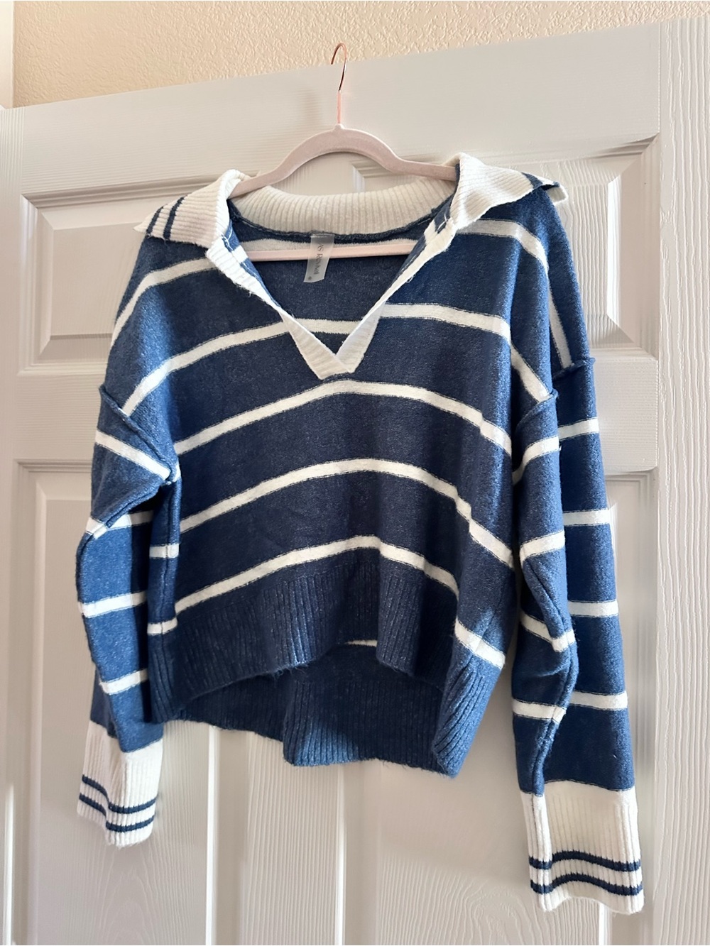 Striped V-Neck Pullover Sweater in Navy & White
